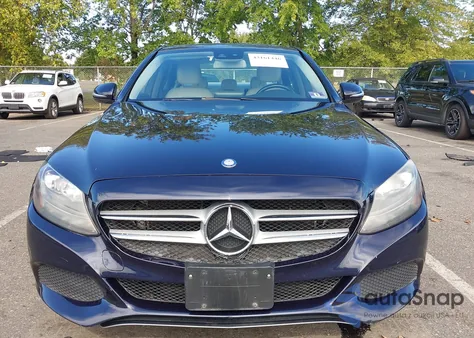 2016 Mercedes-Benz C 300 4Matic z USA, uszkodzony, nr VIN 55SWF4KB3GU116494